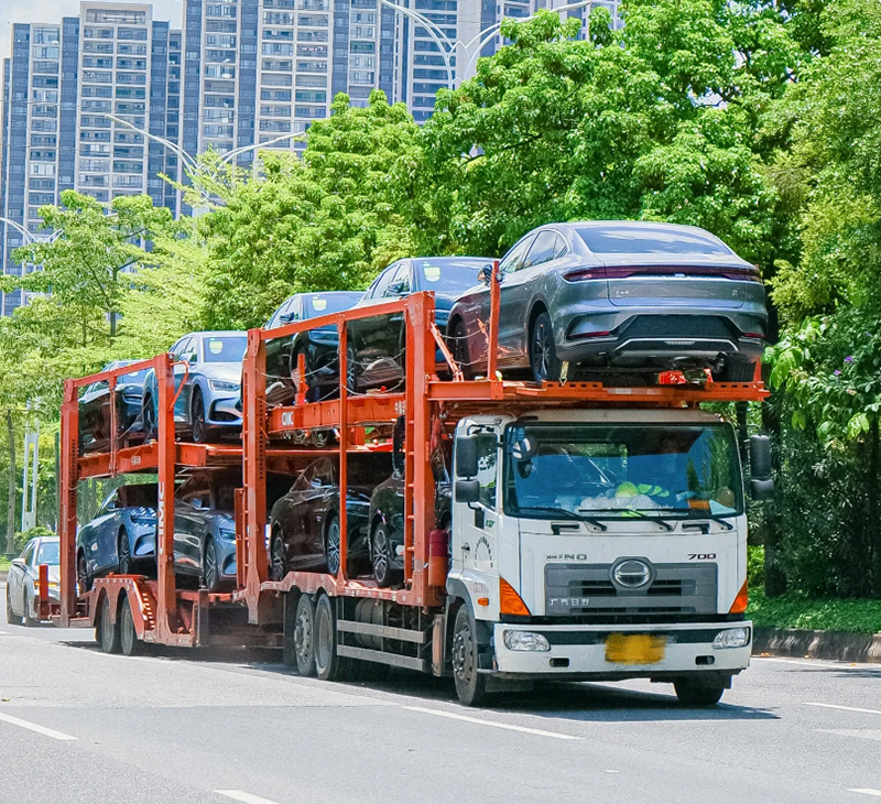 在汽车市场快速增长助力下，汽车运输行业成为“香饽饽”。但是现在全国专业从事汽车运输的公司有限，很难满足持续增长的汽车运输要求。因此，也有越来越多的物流公司进入汽车运输市场。