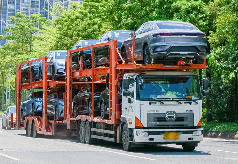 汽车托运价​格差异大的原因主要有以下几点：1.托运距离：托运距离越远，运费自然越高。这是由于托运过程中涉及到的油费、路费、司机工资等都与托运距离直接相关。